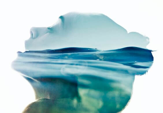 An ocean inside the silhouette of a woman