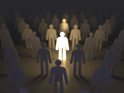 Vækstmentalitet illustreres af oplyst person blandt mørke personer