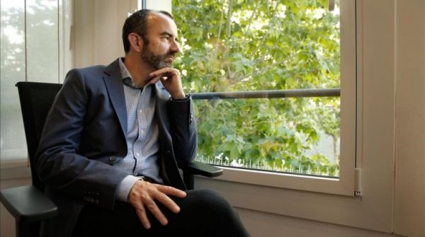 Rafael Santandreu looking out a window.