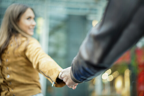 Healthy couples hold hands.