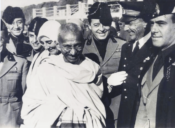 Mahatma Gandhi med officerare