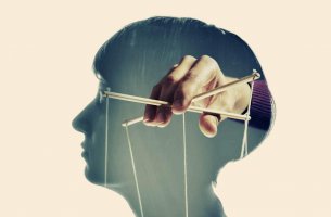 hand manipulating mind