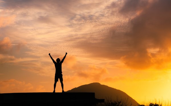 Man steekt zijn handen in de lucht
