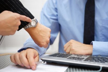 Boss pointing out bad timekeeping