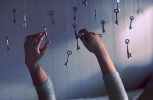 hands and keys