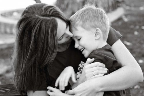 A mother and her son hugging: interpersonal syncronicity in play.