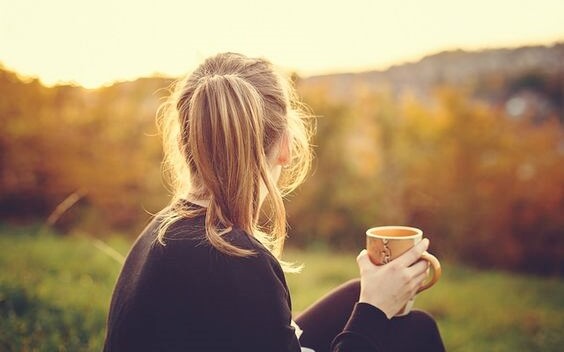 Meisje drinkt koffie