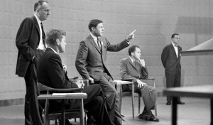 What Politicians Say with their Non-Verbal Language