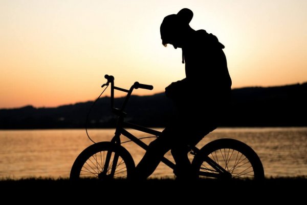 自転車に乗る少年