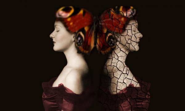 Two women, light and shadows