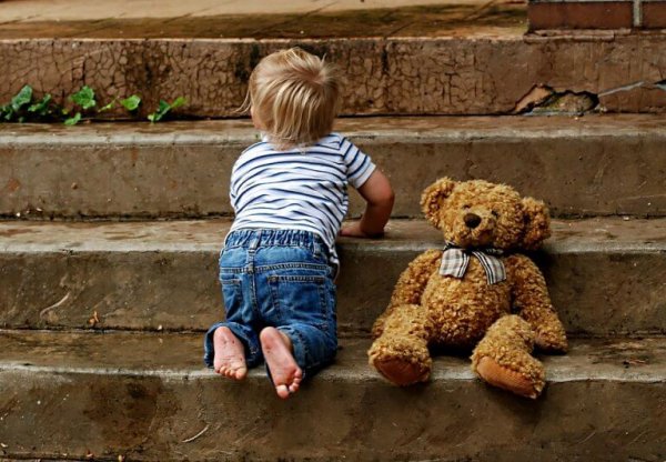 A baby's development at 9 months, crawling.