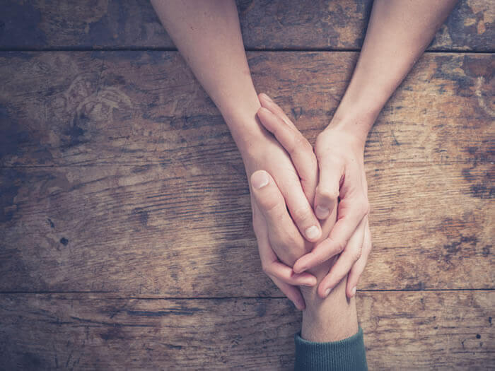 Support in extreme situations: holding hands.
