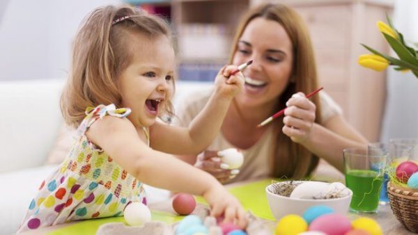 child and mother painting