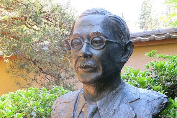 statue