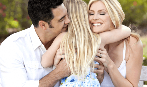 Kind met blije ouders