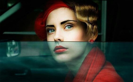 Woman with a red coat: Fortunata syndrome.