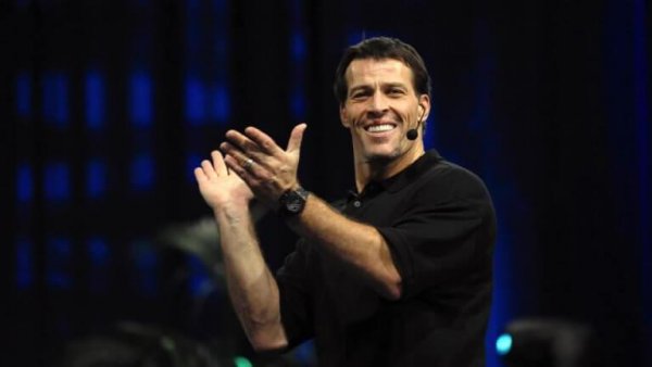 Tony Robbins applauding