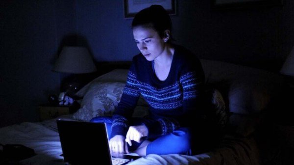 Martha using app in Black Mirror