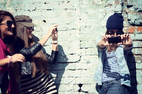 Girls taking selfies with narcissism.