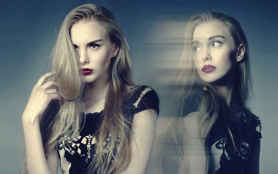 A woman looking at herself representing the motivational trap.