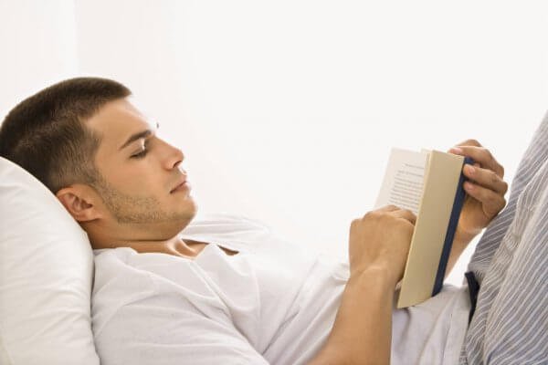 잠자리 독서는 뇌에 좋은 습관이다