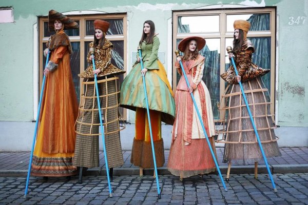 ladies on stilts