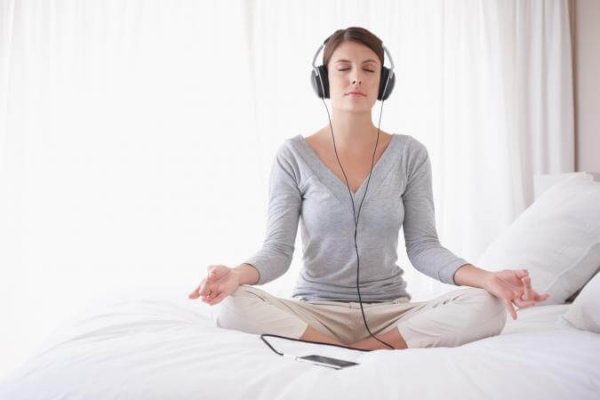 woman using relaxation techniques to help her sleep better