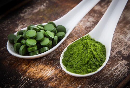 Spirulina-tabletten en poeder