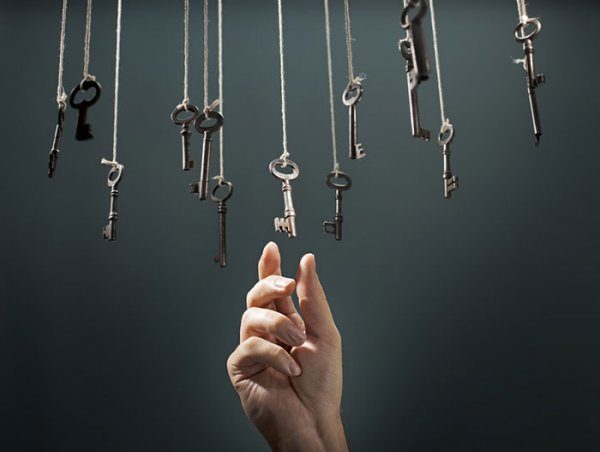Hand grabbing keys symbolizing the 4 types of intuitive thinking.