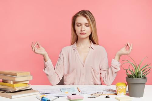 Attention Control as a Key to Connect with the Present Again