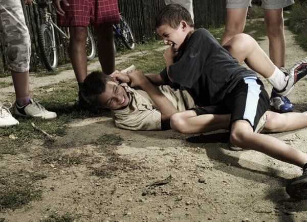 tilskuereffekten ved drenge der slås