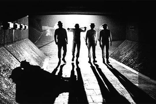 fire mænd i en mørk tunnel