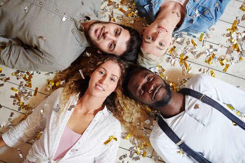 fire unge der ligger i konfetti på gulv