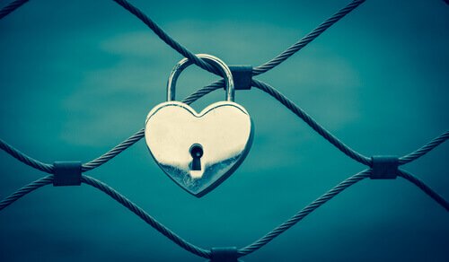 hjerteformet lås på et hegn