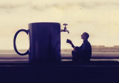 visionære oplevelser og en mand der tapper kaffe af en stor kaffekop