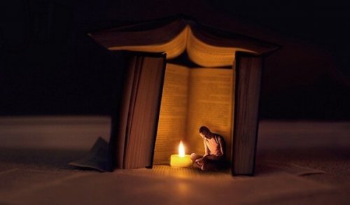 mand der læser i en hule af bøger