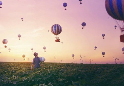 visionære oplevelser og en mand på mark der kigger på luftballoner