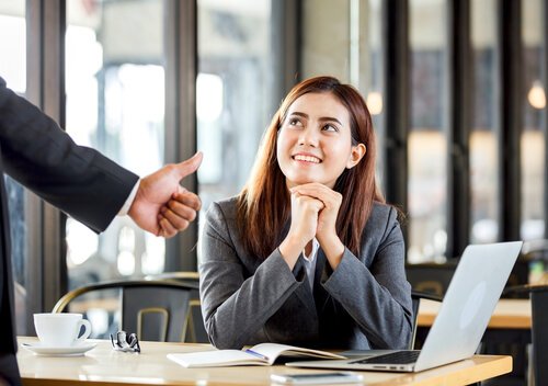 kvinde der får positiv feedback