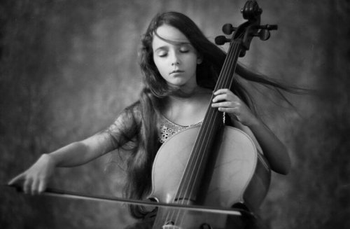 Flicka som spelar violin