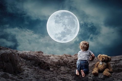 Children watching moon.
