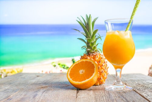 pineapple and orange, fruits with a lot of vitamin C, one of the best vitamins for your brain