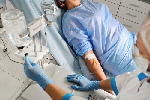 A doctor evaluating patient using the Glasgow Coma Scale.