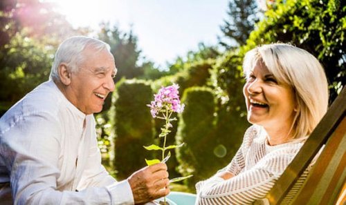To ældre mennesker smiler og besidder følelsesmæssig intelligens