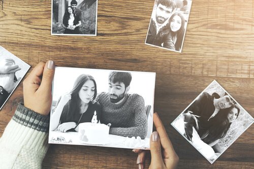 Looking at pictures helps maintain intimacy.