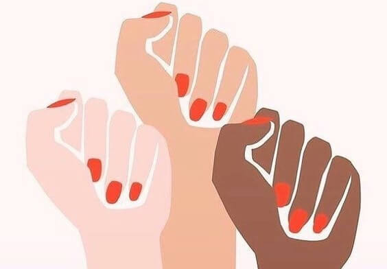 tre knyttede næver i forskellige hudfarver