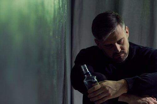 trist mand, der drikker alkohol