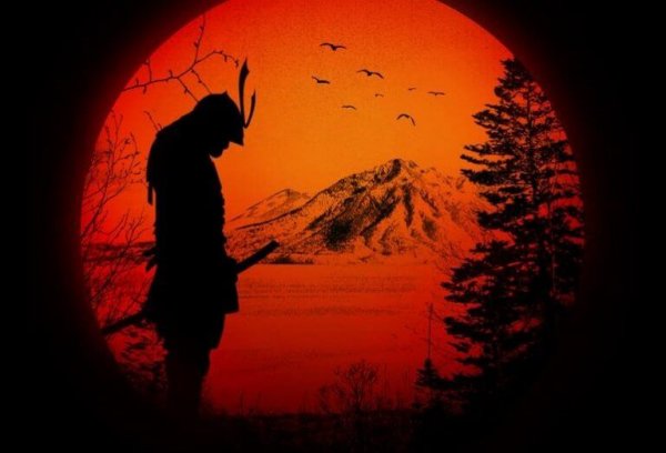 rødt og sort billede af en samurai