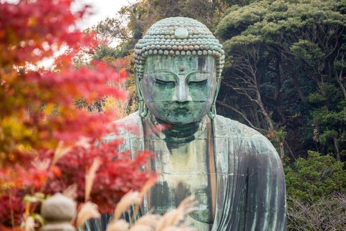 Buddha statue contemplating love according to Buddhism.