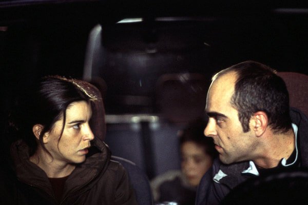 Take My Eyes still of Pilar and Antonio.