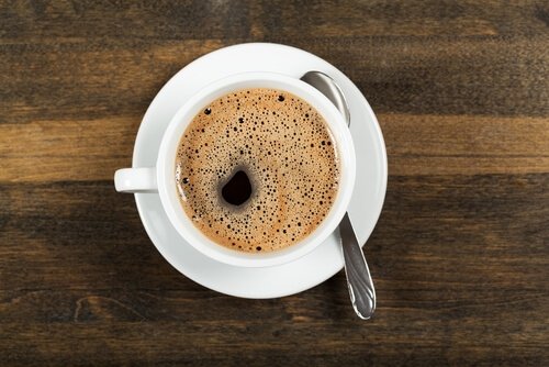 en kop kaffe på et træbord